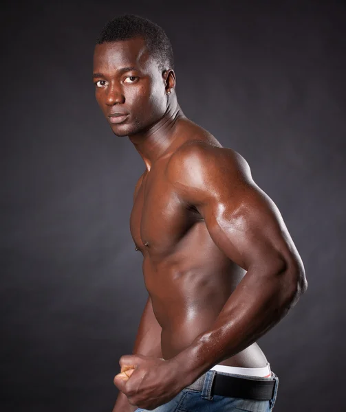 Envolve Rost Negro E De Musculoso Corpo